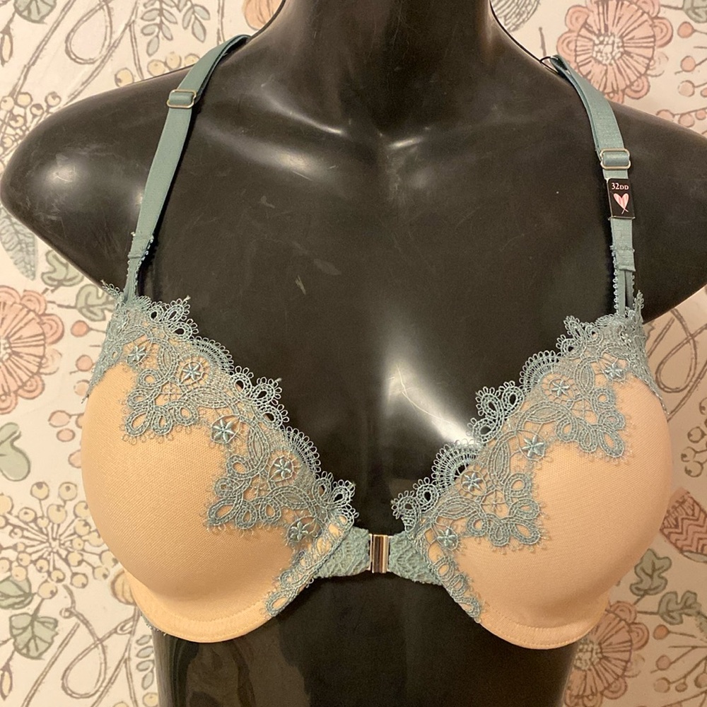 Victoria Secret NWT Front closure, underwire, adjustable straps!
